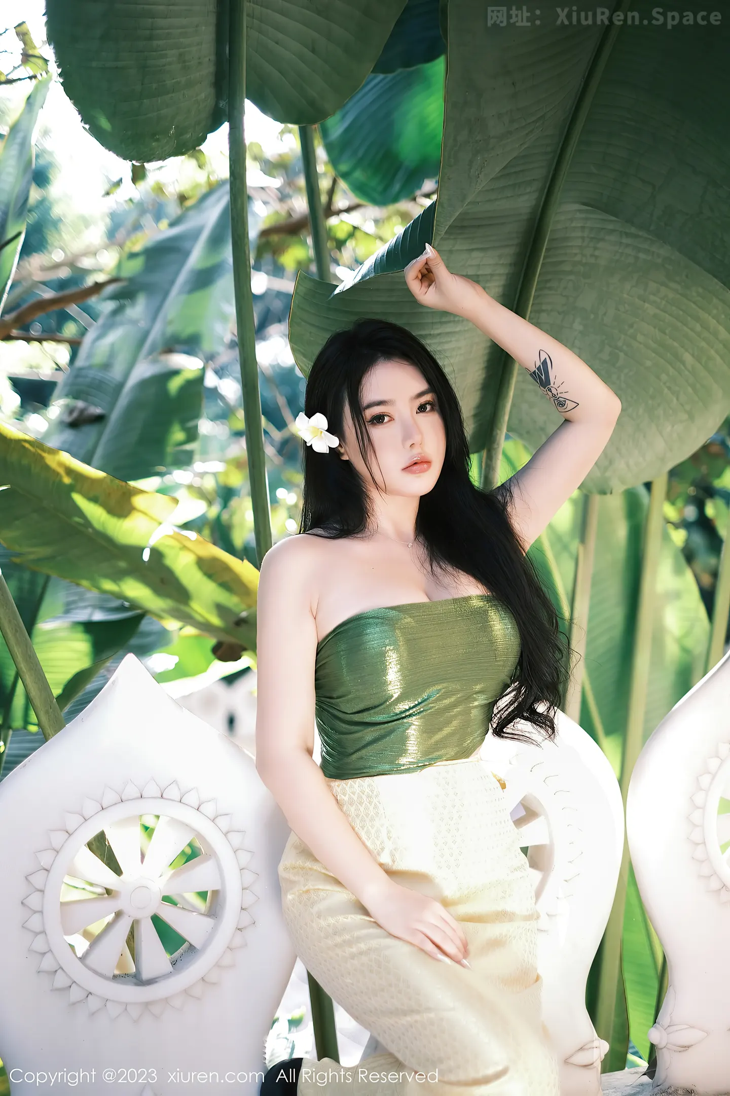 图片[2]-[XiuRen秀人网]2023.04.27 NO.6648 玛鲁娜Manuela 绝色抹胸上衣加黄色长裙性感私房写真集-秀人网官方网站